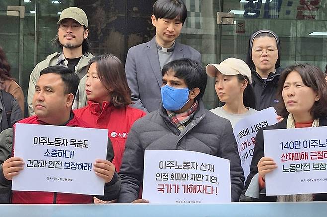 4월1일 서울 고용노동청 앞 기자회견에 참석한 아지트씨(가운데 하늘색 마스크) [윤근영 기자 촬영]