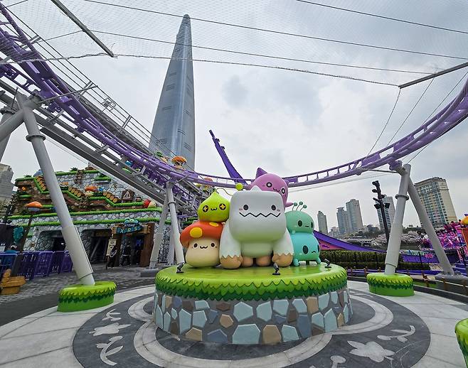 메이플 아일랜드     (서울=연합뉴스) 김주환 기자 = 1일 넥슨이 롯데월드와 협업해 롯데월드 어드벤처 '매직 아일랜드'에 조성한 게임 테마의 상설 공간 '메이플 아일랜드'에 '메이플스토리' 캐릭터 조형물이 설치돼 있다. 2026.4.1 jujuk@yna.co.kr