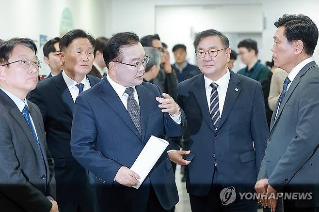 민주당 조승래 사무총장과 대화하는 김부겸 전 총리 (서울=연합뉴스) 신현우 기자 = 김부겸 전 국무총리가 30일 국회 소통관에서 대구시장 출마 선언 기자회견을 하기에 앞서 더불어민주당 조승래 사무총장, 김태년 의원 등과 대화하고 있다. 2026.3.30 nowwego@yna.co.kr