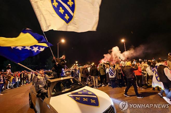 2026 북중미 월드컵 본선 진출을 기뻐하는 보스니아헤르체고비나 국민들 [로이터=연합뉴스]