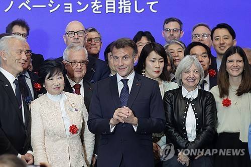 일본·프랑스 기업인들과 단체 사진 찍는 마크롱 대통령 [AFP 연합뉴스 자료사진. 재판매 및 DB 금지]