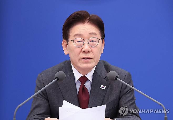 비상경제점검회의, 발언하는 이재명 대통령 (서울=연합뉴스) 한상균 기자 = 이재명 대통령이 1일 청와대에서 열린 비상경제점검회의에서 발언하고 있다. 2026.4.1 xyz@yna.co.kr