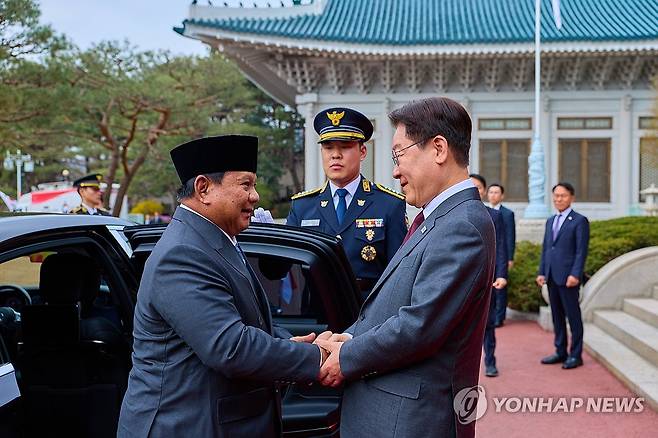 프라보워 대통령 영접하는 이재명 대통령 (서울=연합뉴스) 이재명 대통령이 1일 청와대에서 국빈 방한한 프라보워 수비안토 인도네시아 대통령을 영접하고 있다. 2026.4.1 [청와대 제공. 재판매 및 DB 금지] photo@yna.co.kr