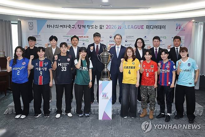 WK리그, 우승을 향한 레이스 시작 (서울=연합뉴스) 서대연 기자 = 1일 서울 송파구 올림픽파크텔에서 열린 여자축구 2026 WK리그 미디어데이 행사에서 8개 구단 선수 및 감독들이 기념사진을 찍고 있다.
    앞줄 왼쪽부터 화천KSPO 정지연, 서울시청 강태경, 인천현대제철 김민정, 경주한수원WFC 전은하, 세종스포츠토토 김도연, 상무여자축구단 권하늘, 수원FC위민 지소연, 강진스완스WFC 이효경. 뒷줄 왼쪽부터 화천KSPO 이새움 코치, 서울시청 유영실 감독, 인천현대제철 허정재 감독, 경주한수원WFC 박남열 감독, 세종스포츠토토 윤덕여 감독, 상무여자축구단 이미연 감독, 수원FC위민 박길영 감독, 강진스완스WFC 고현호 감독. 2026.4.1 dwise@yna.co.kr