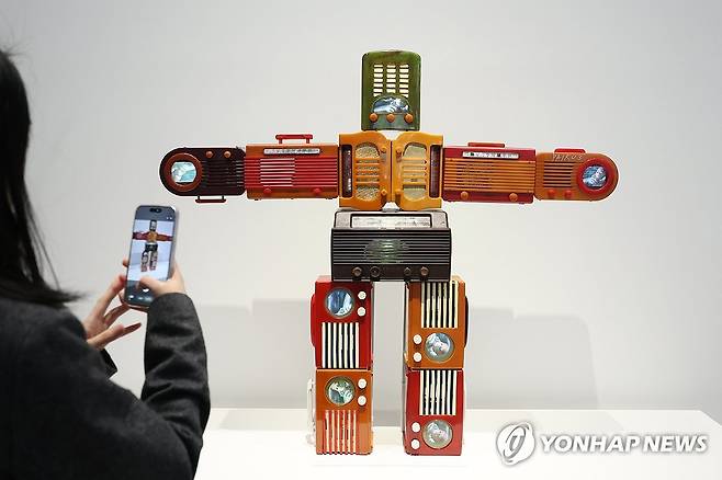 백남준 개인전 '백남준 리와인드, 리핏' (서울=연합뉴스) 강민지 기자 = 1일 서울 용산구 APMA 캐비닛에서 열린 가고시안 백남준 개인전 '백남준: 리와인드 / 리피트' 기자간담회에서 참석자가 작품을 살펴보고 있다. 2026.4.1 mjkang@yna.co.kr