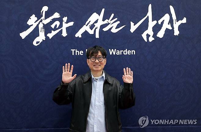 장항준 감독, 제천시민의 날 참석 (제천=연합뉴스) 김형우 기자 = 장항준 감독이 1일 오후 충북 제천예술의전당에서 열린 제천시 시민의 날 기념행사에 참석해 포토타임을 갖고 있다. 2026.4.1 vodcast@yna.co.kr