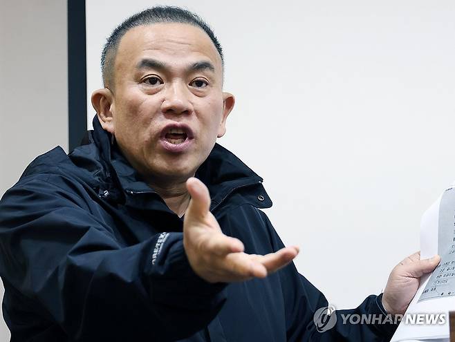 '정치브로커' 명태균씨 (청주=연합뉴스) 이성민 기자 = 정치브로커 명태균씨가 26일 오전 충북도청에서 기자회견을 열고 더불어민주당 신용한 충북지사 예비후보가 자신에 대한 허위 사실을 유포했다고 주장하고 있다. 2026.3.26 chase_arete@yna.co.kr