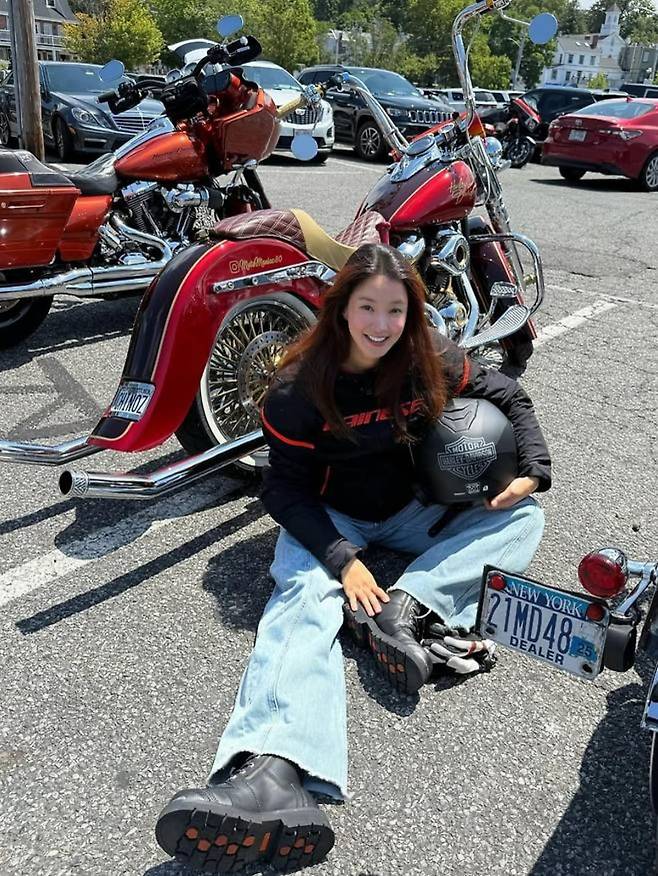 배우 이시영이 둘째 임신 중 바이크를 즐기고 있는 모습. / 사진=이시영 SNS