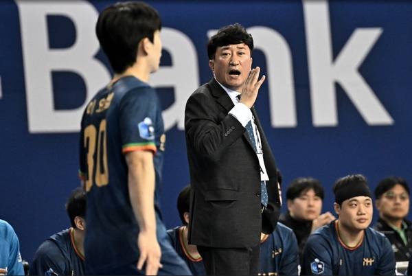 지난 2월 핸드볼H리그 하남시청과의 경기 중 장인익 인천도시공사 감독. /한국 핸드볼연맹 제공