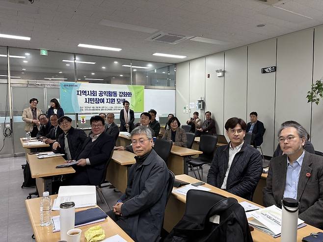 ▲ 2일 남동구 인천 YWCA에서 열린 '제2차 모두의 포럼' 참석자들이 기념촬영을 하고 있다.