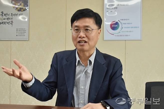 이승호 경기도교육청중앙도서관장이 중부일보와 인터뷰를 진행하고 있다. 이성관 기자
