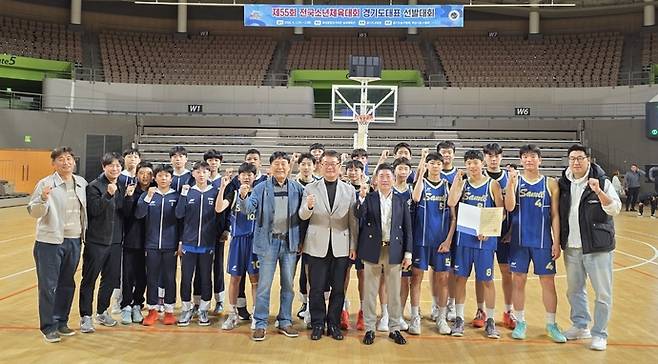 제55회 전국소년체육대회 농구 남자 15세 이하부서 경기도 대표로 선발전 삼일중 선수단이 이종석 경기도 농구협회장 등과 기념촬영을 하고 있다. 사진=경기도농구협회