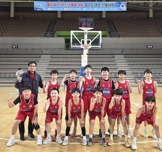 제55회 전국소년체전 농구 남자 12세 이하부서 경기도 대표로 선발된 안양 벌말초 선수단이 기념촬영을 하고 있다. 사진=경기도농구협회