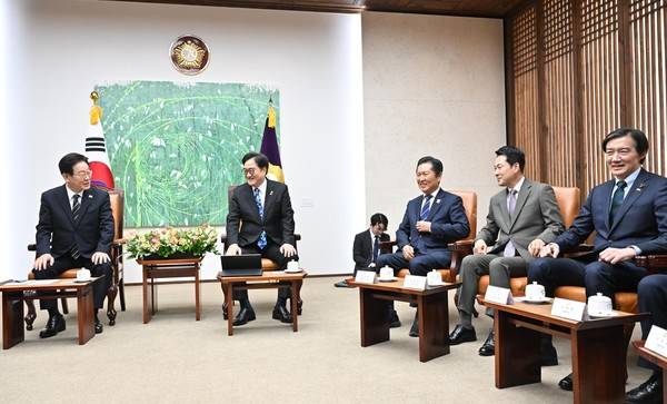 이재명 대통령이 2일 국회에서 추가경정예산안 시정연설에 앞서 우원식 국회의장,&nbsp;여야&nbsp;대표와 환담하고 있다. 오른쪽부터 조국혁신당 조국 대표, 국민의힘 장동혁 대표, 더불어민주당 정청래 대표, 우 의장, 이 대통령. 2026.4.2 [사진=연합뉴스]