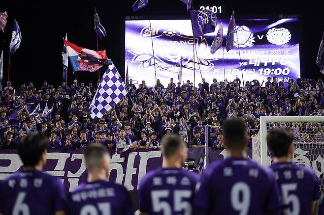 프로축구 K리그1 FC안양의 선수들이 지난해 5월 6일 안양종합운동장에서 열린 FC서울과의 경기에서 무승부를 거둔 후 서포터스들을 찾아 인사하고 있다.