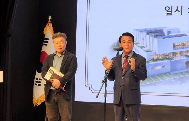 백성현 시장은 “김영일 팀장 같은 전문 직원이 있기에 논산의 공공건축물이 시민들에게 안전하고 쾌적하게 돌아갈 수 있는 것”이라며 “앞으로도 성과가 있는 곳에 확실한 보상과 칭찬이 따르는 조직 문화를 만들어가겠다”고 밝혔다.(사진=장병일 기자)