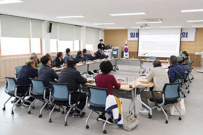 지난달 25일 임동면 마을회관에서 지역 주민들이 수상태양광 집적화단지 운영과 상황에 대한 설명을 듣고 있다. 사진제공은 한국수자원공사