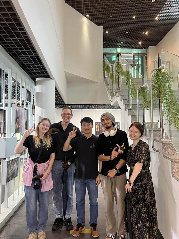 세계지질공원 공식 지정 후 단양을 방문하는 외국인 관광객들이 크게 증가했다. 사진은 조진호 고수동굴 센터장이 외국인들에게 고수동굴에 대해 해설하고 있다. 단양군 제공