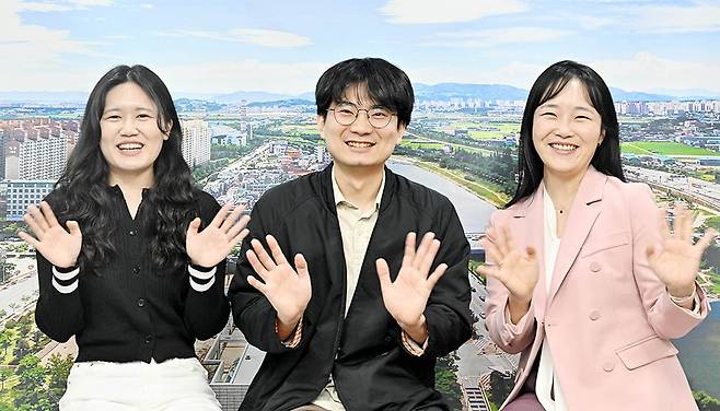 광주매일신문이 지역 웹툰 작가 3인과 함께 지면과 온라인을 아우르는 웹툰 연재 프로젝트를 시작한다. 사진은 왼쪽부터 정서현·국병석·송재영 작가. /김애리 기자