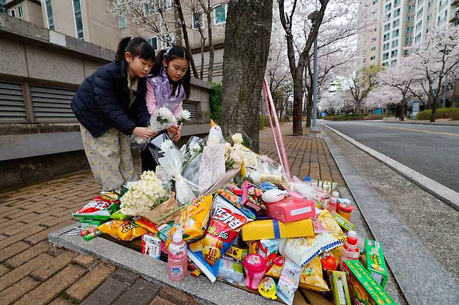 울산 북구의 한 아파트 단지 내에서 발생한 교통사고로 초등학생이 숨지는 사고가 발생한 가운데 1일 북구의 아파트 단지에서 피해 학생 친구들이 추모를 하고 있다. 울산매일 포토뱅크