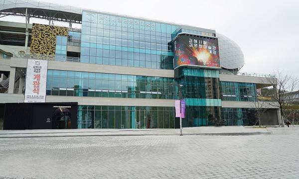 김해시의 새로운 문화적 랜드마크가 될 '김해시립김영원미술관'이 오는 4일 정식 개관한다. 사진은 김해시립김영원미술관 전경.