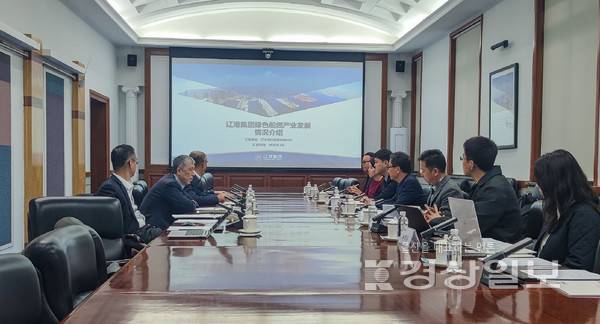 울산항만공사가 최근 중국과 일본을 방문해 '친환경 에너지' 마케팅을 펼쳤다고 2일 밝힌 가운데 울산항만공사 관계자들이 중국 랴오닝한만그룹과 협의를 진행하고 있다. UPA 제공