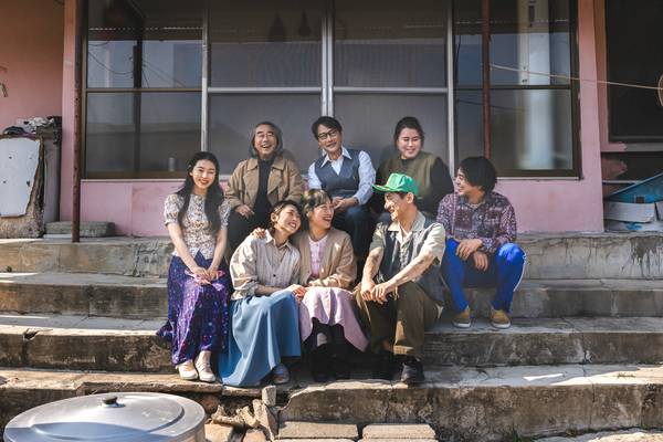 <반야삼촌> 등장인물 단체사진. /경남도립극단