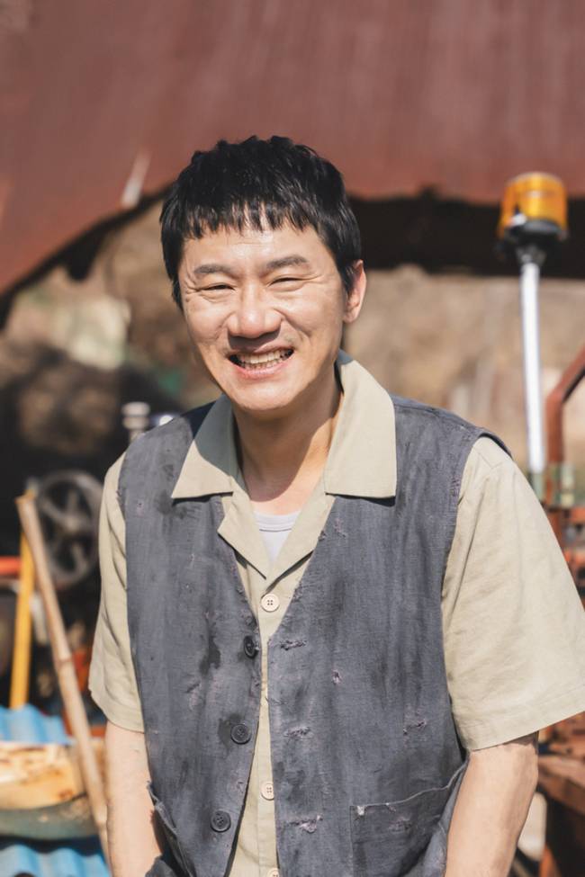 경남도립극단이 9~11일에 선보이는 정기공연 <반야삼촌>에서 이반야 역을 맡은 통영 이규성 배우. /경남도립극단