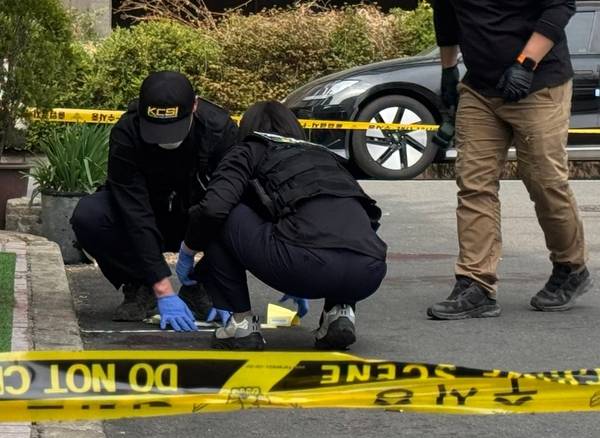 지난달 27일 오전 11시 36분께 창원시 성산구 한 아파트 인근 상가 주차장에서 칼부림이 발생했다. 사진은 과학수사단 감식 현장. /연합뉴스