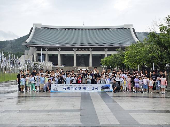 박열의사기념관이 국가보훈부가 실시한 ‘2025년 현충시설 기념관 활성화 사업 성과평가’에서 전국 5위를 차지하며 눈에 띄는 도약을 이뤘다. 사진은 2025년 부모님과 함께하는 나라사랑 주말 교육 프로그램으로 독립기념관 현장 답사 모습. /박열의사기념관 제공