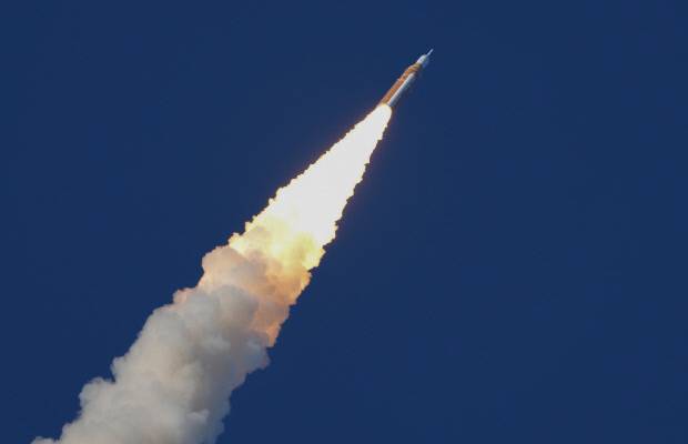 NASA의 아르테미스 2호가 한국 시간 2일 7시 36분 미국 케네디 우주센터에서 달을 향해 날아 오르고 있다. 연합뉴스