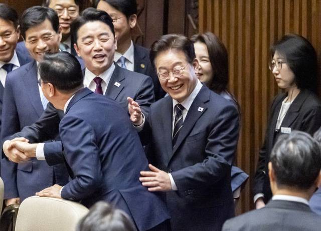 이재명 대통령이 2일 국회에서 2026 추가경정예산안 시정연설을 마친 뒤 더불어민주당 의원들과 인사하며 본회의장을 떠나고 있다. 연합뉴스