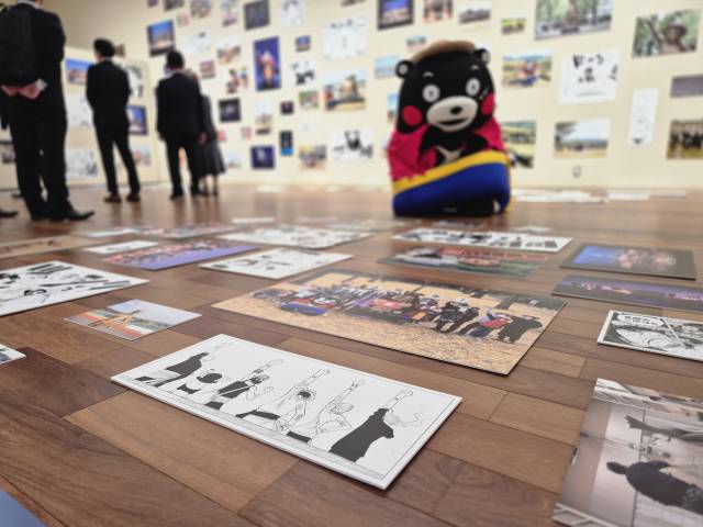 지난달 20일 일본 구마모토 구마모토현립미술관에서 열린 '원피스 구마모토 부흥 프로젝트 10년전(展)'. 이번 전시에는 만화 속 장면 일부와 2016년 구마모토 대지진 이후 복구 과정 등 총 600여 점의 사진 등이 전시돼있다. 손혜림 기자 hyerimsn@