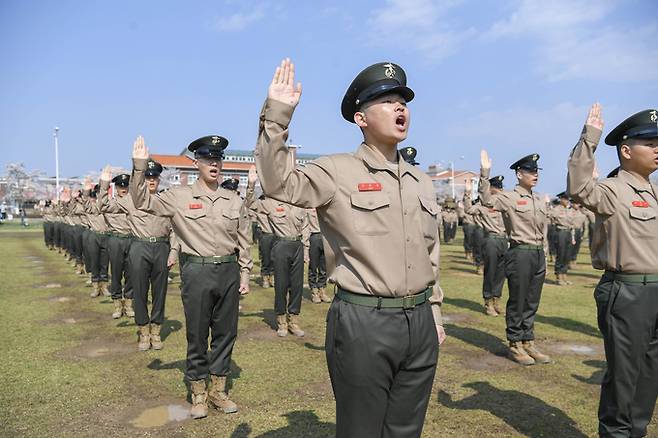 ▲ 2일 열린 해병신병 1327기 수료식에서 신병들이 선서하는 모습. 해병대교육훈련단 제공