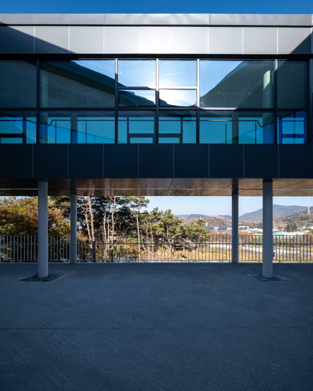 주변을 향해 열려 있는 산청군 장애인회관 복도 공간.