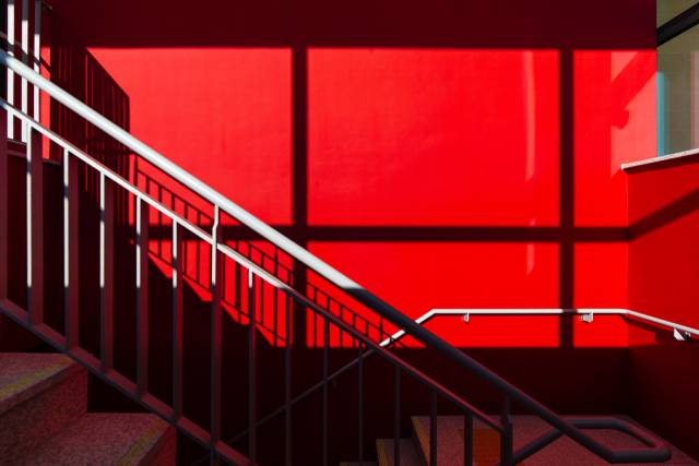 붉은 색의 계단실.