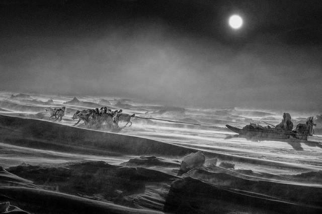 라그나르 악셀손 작' 'Arcti-the Edge of the World, Arctic Hunter on the Sea Ice, Ingelfieldfjord, Greenland, 2019