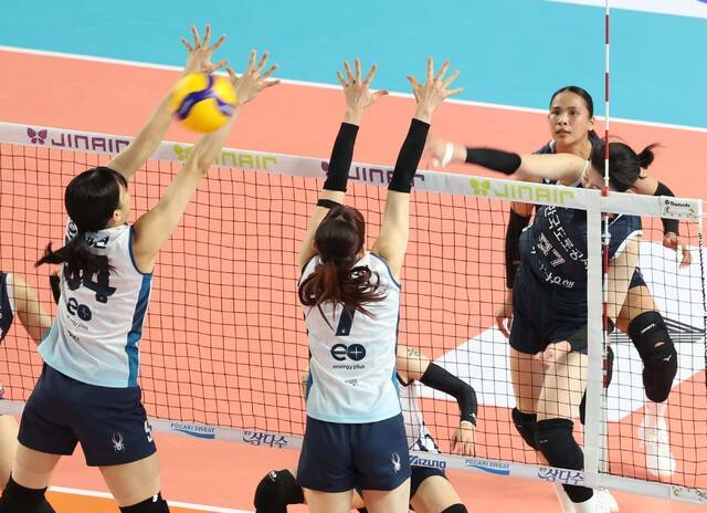 1일 김천실내체육관에서 열린 20252026 V리그 포스트시즌 여자 프로배구 챔피언 결정전 1차전 한국도로공사와 GS칼텍스의 경기에서 한국도로공사 강소휘가 공격을 시도하고 있다.