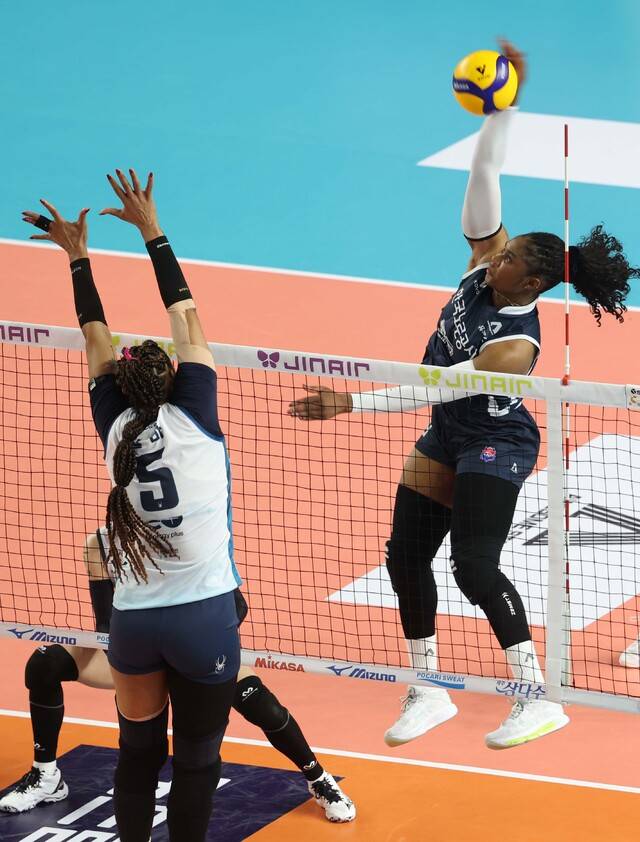 1일 김천실내체육관에서 열린 20252026 V리그 포스트시즌 여자 프로배구 챔피언 결정전 1차전 GS칼텍스와 한국도로공사의 경기에서 한국도로공사 모마가 공격을 시도하고 있다.