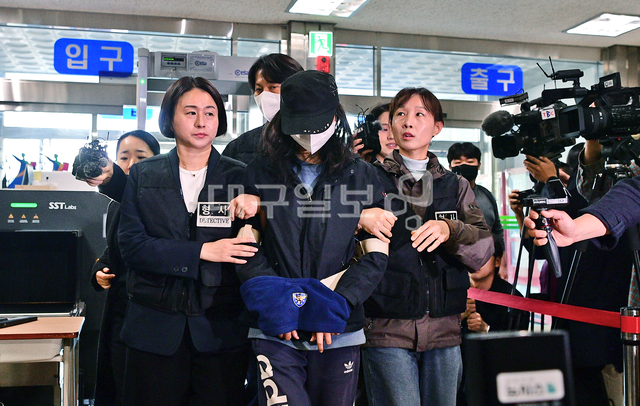 장모를 폭행해 숨지게 한 뒤 시신을 캐리어에 담아 대구 신천에 유기한 혐의로 긴급 체포됐던 20대 딸과 사위의 구속 전 영장실질심사가 2일 오전 대구지법에 열렸다. 이날 법원에 도착한 딸 최모(26)씨가 영장실질심사를 받으려 이동하고 있다. 김진홍 기자 solmin@idaegu.com