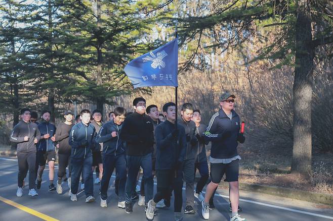 육군 5군수지원사령부 러닝 크루 오성 행복 러너스의 장병, 군무원들이 군내에서 달리고 있다.<5군지사 제공>