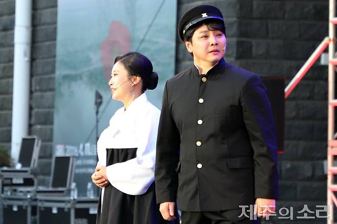 4.3전야제 공연 전체를 아우르는 연기를 선보인 김소여, 고용준 배우. ⓒ제주의소리