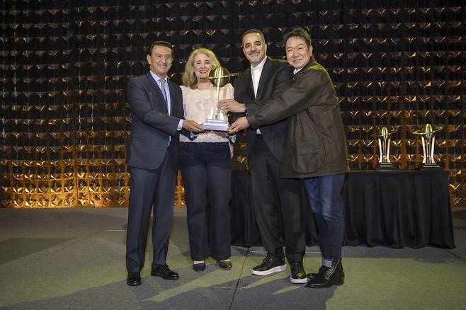 (왼쪽부터) 현대차 대표이사 호세 무뇨스 사장, 월드카 어워즈 심사위원 제니퍼 뉴먼 카즈닷컴 편집장, 현대차 랜디 파커 북미법인 최고경영자(CEO), 현대제네시스글로벌디자인담당 이상엽 부사장이 수상 기념사진을 촬영하는 모습.(사진=현대차)