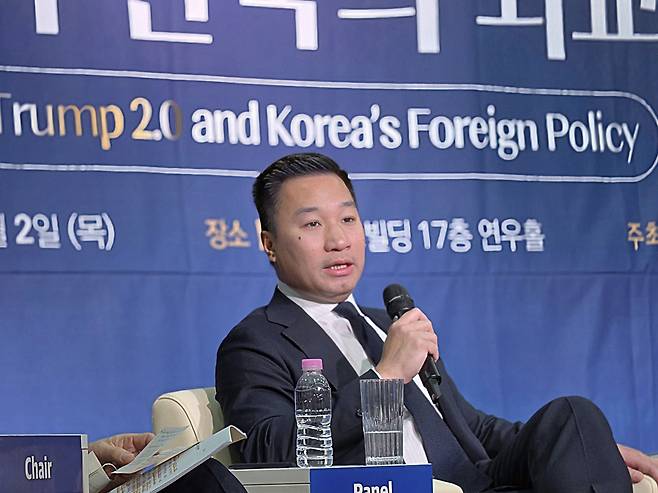 2일 세종연구소에서 개최된 제41회 세종국가전략포럼에서 알렉스 웡 한화그룹 CSO가 발언하고 있다.(한화에어로스페이스)