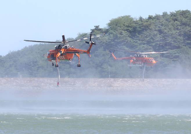 지난해 9월 5일 최악의 가뭄 사태가 이어지는 강원 강릉시 장현저수지에서 산불 진화 헬기가 지역 주 상수원인 오봉저수지에 투입할 물을 뜨고 있다.(연합뉴스)