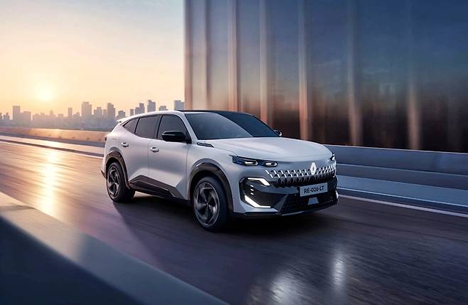 르노 필랑트는 준대형 모델임에도 E-테크 HEV 엔진을 탑재해 국내 공인 복합 연비 15.1㎞/ℓ로 인증을 받았다. / 르노코리아