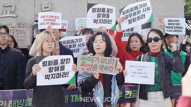 외교부가 이미 출국한 해초 활동가의 여권을 무효화하겠다며 여권을 반납하라고 통지했다. 시민단체는 기자회견을 열고 "위험을 무릅쓰고 맨몸으로 가자지구 봉쇄를 부수려는 항해 활동가를 보호하지 못할망정 협박과 처벌로 일관하는 외교부와 이재명 정부를 규탄한다"면서 외교부에 이의신청서를 제출했다. 뉴스앤조이 엄태빈