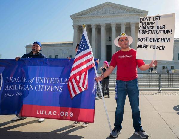 4월 1일: 도널드 트럼프 미국 대통령의 워싱턴 D.C. 대법원 방문을 앞두고 대법원 앞에서 시위를 벌이고 있는 미국 시민. 대법원은 트럼프 대통령의 출생 시민권 폐지 행정명령의 합헌성을 판단하기 위해 트럼프 대 바버라 사건에 대한 구두 변론을 진행하고 있다.2026.4.1.AFP 연합뉴스