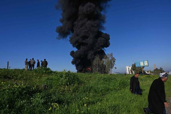 1일 드론 공격으로 추정되는 공격 이후, 이라크 쿠르드 자치 지역의 수도 에르빌 외곽 카니 키르잘라 의 석유 저장고에서 검은 연기 기둥이 치솟고 있다. 2026. 04. 01 [AFP=연합뉴스]