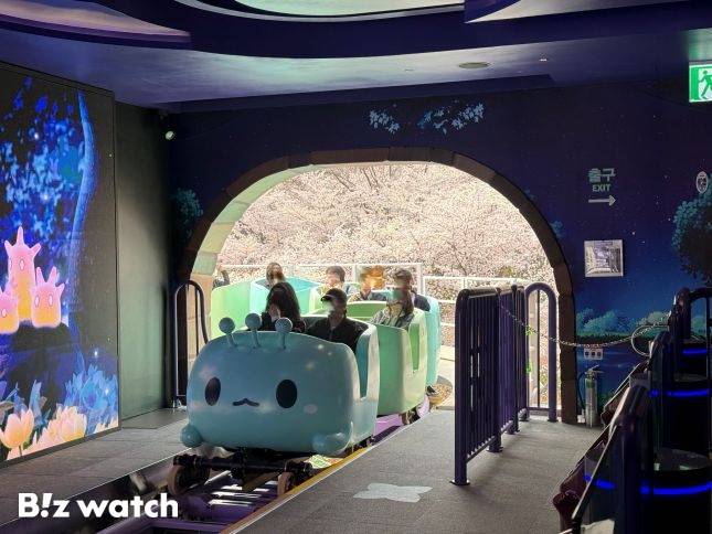 관람객들이 메이플 아일랜드 신규 어트랙션 '스톤 익스프레스'에 탑승하고 있다./사진=비즈워치